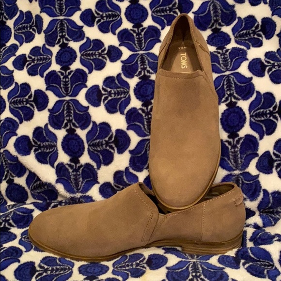NWT and NWOT TOMS Size 8.5. SOLD SEPARATELY…please specify which pair! - Picture 10 of 13